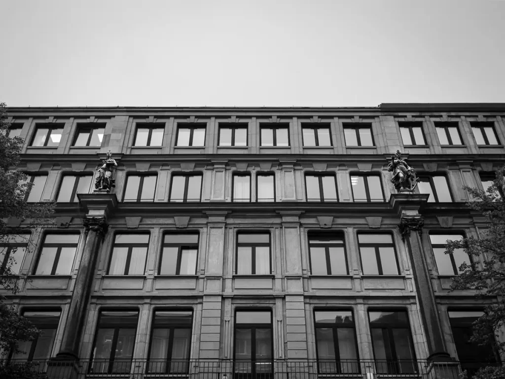 Schwarz-Weiß-Foto einer historischen Gründerzeit-Fassade in Frankfurt am Main