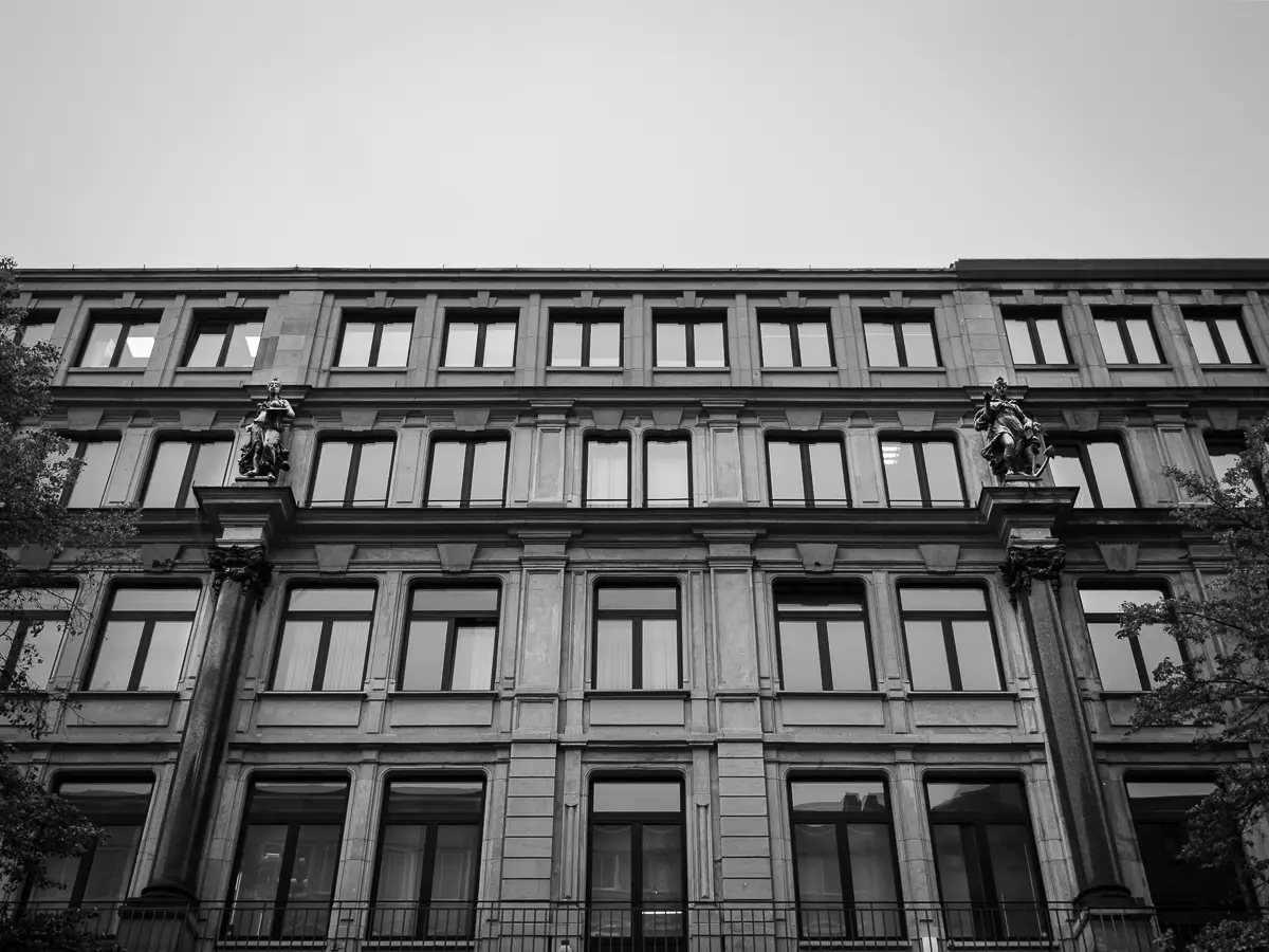 Fassade des Drei-Kaiser-Baus in Frankfurt am Main, Gründungsort von Heel Finanzkonzepte